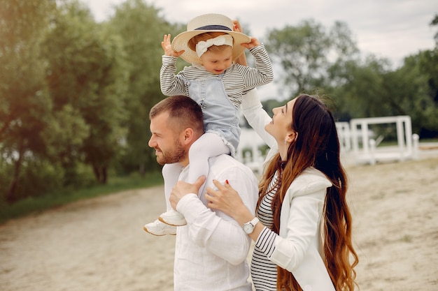 Foto grátis família com filha brincando em um parque