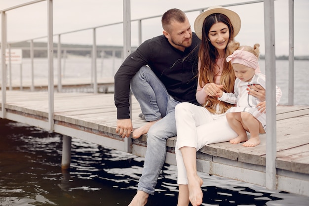 Família com filha brincando em um parque