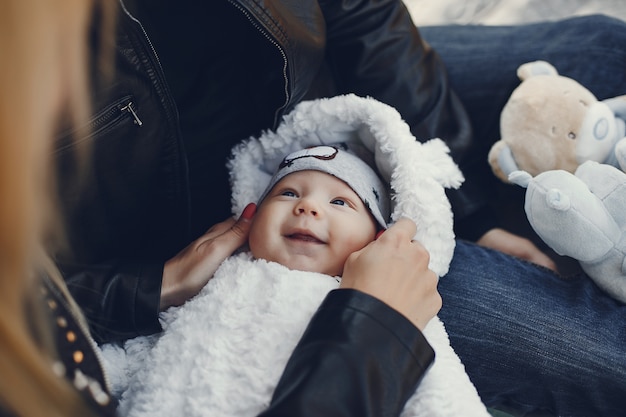 Família, com, filha, em, um, outono, parque