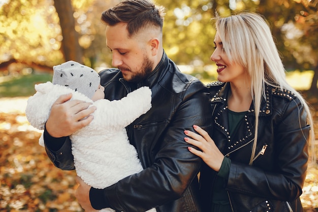 Família, com, filha, em, um, outono, parque