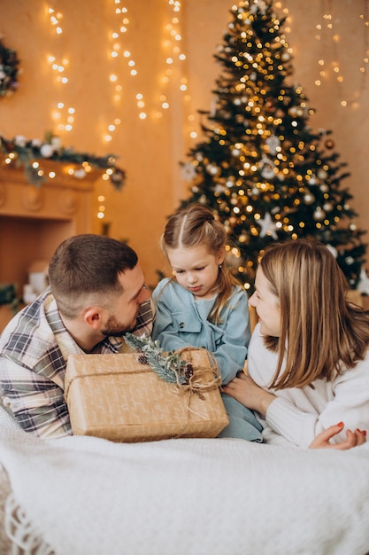 Família com filha no natal