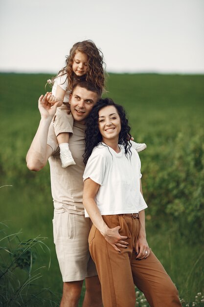 Família com filha passando um tempo juntos no campo ensolarado