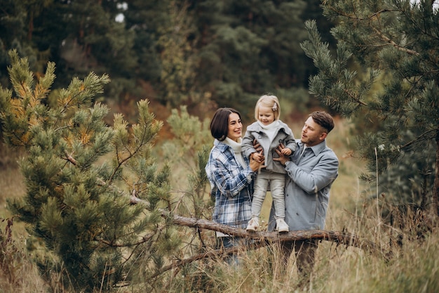 Família com filha pequena no clima de outono se divertindo