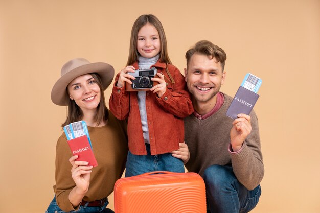 Família com filha segurando passaportes e bagagem pronta para viajar
