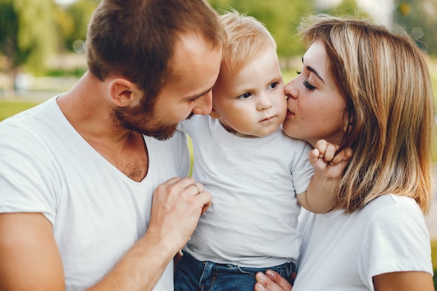 Família com filho brincando em um parque de verão