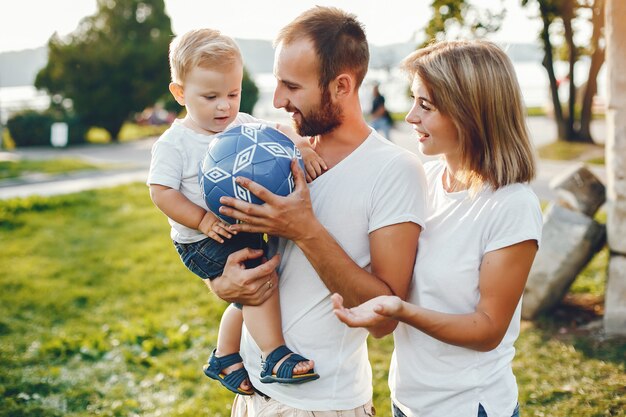 Família com filho brincando em um parque de verão