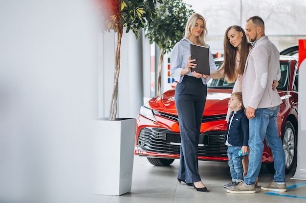 Família, com, filho, escolher, um, car, em, um, showroom carro