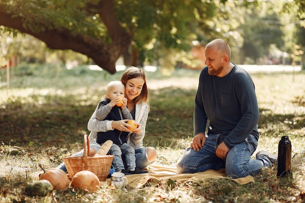 Família com filho pequeno em um parque de outono