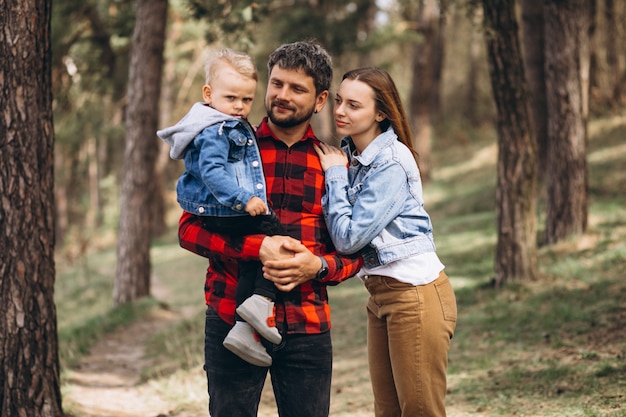 Família com filho pequeno junto na floresta