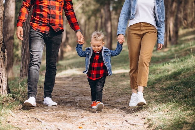 Família com filho pequeno junto na floresta