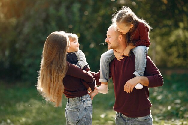 Família com filhos bonitos em um parque de outono