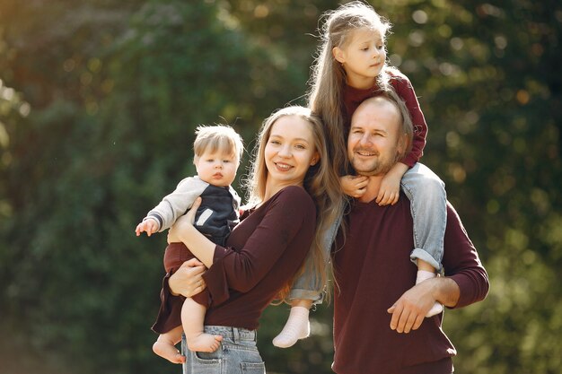 Família com filhos bonitos em um parque de outono