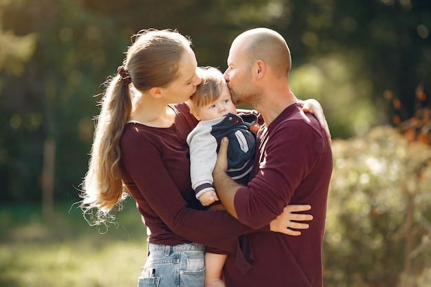 Família com filhos bonitos em um parque de outono