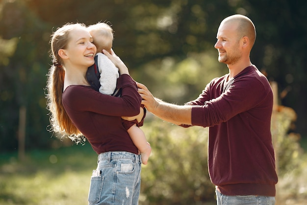 Família com filhos bonitos em um parque de outono