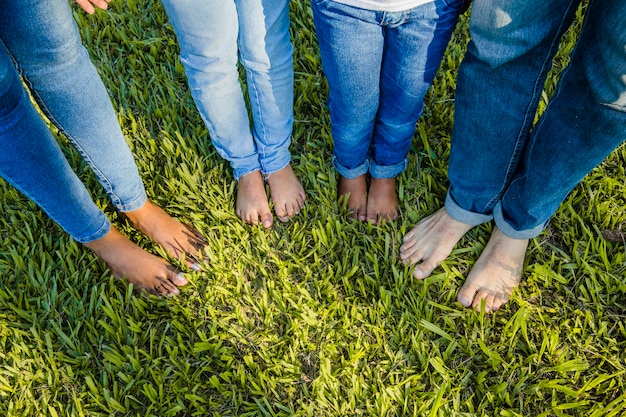 Foto grátis família com os pés descalços na grama