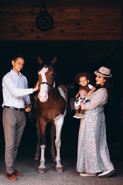 Família, com, pequeno filho, em, fazenda