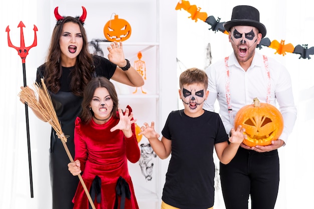 Família com rostos pintados posando para o halloween