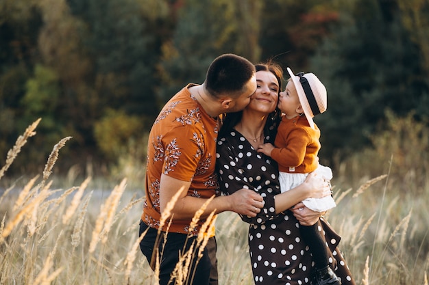 Foto grátis família com sua filha pequena em um campo de outono