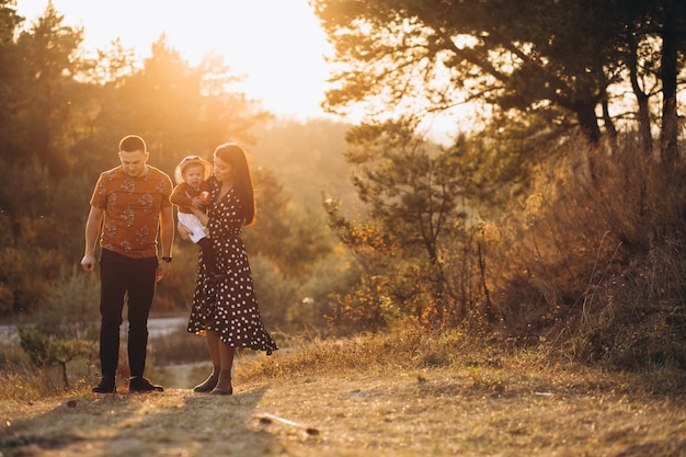 Foto grátis família com sua filha pequena em um campo de outono