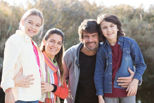 Família com um grande sorriso ao ar livre