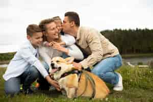 Foto grátis família completa com cachorro fofo