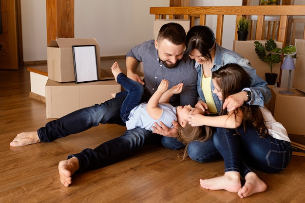 Foto grátis família completa jogando junta