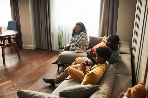 Foto grátis família completa jogando videogame