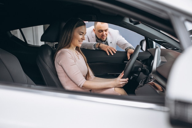 Família comprando um carro