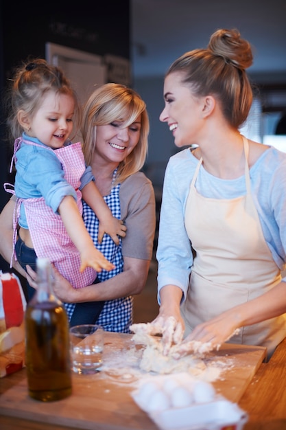 Foto grátis família cozinhando junta na cozinha