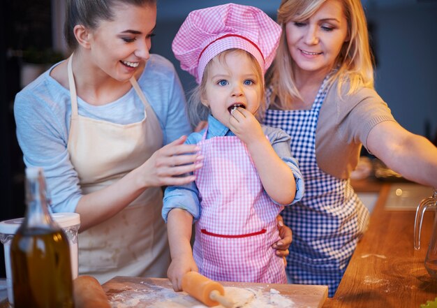 Família cozinhando junta na cozinha