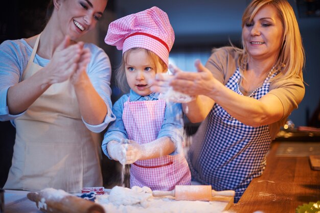 Família cozinhando junta na cozinha