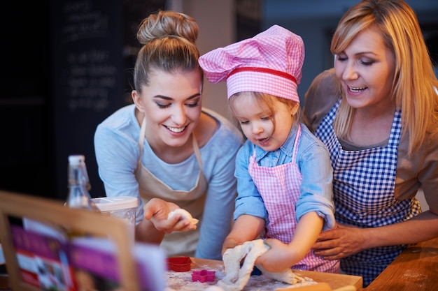 Família cozinhando junta na cozinha