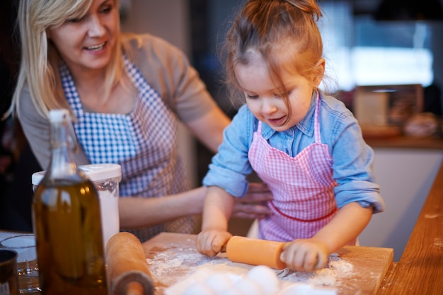 Família cozinhando juntos na cozinha