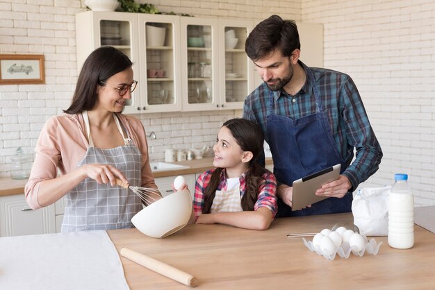 Família cozinhando juntos