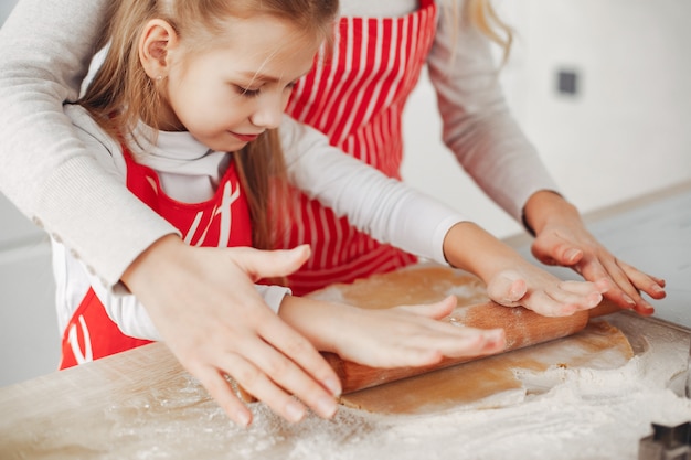 Família cozinhar a massa para biscoitos