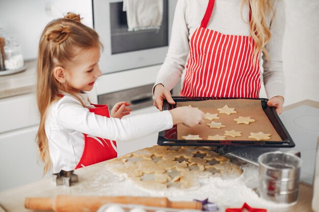 Família cozinhar a massa para biscoitos