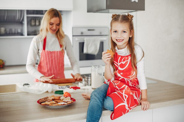 Família cozinhar a massa para biscoitos