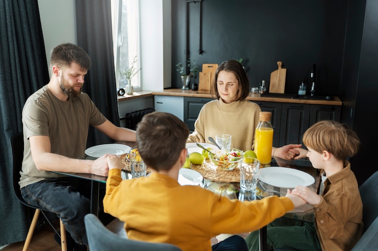 Foto grátis família cristã comendo juntos plano médio