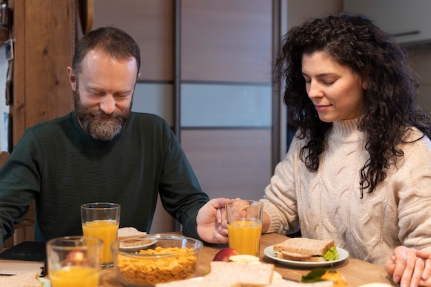 Foto grátis família cristã orando juntos