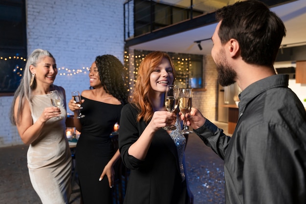 Foto grátis família curtindo festa de ano novo