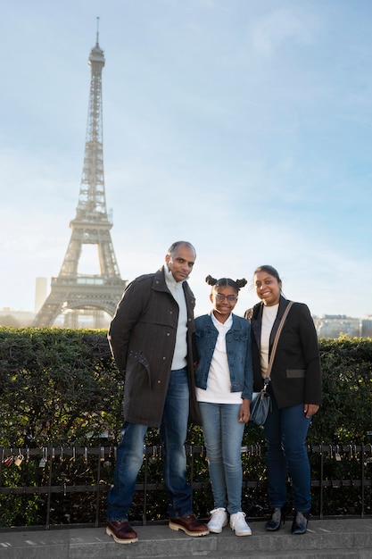 Foto grátis família curtindo sua viagem a paris