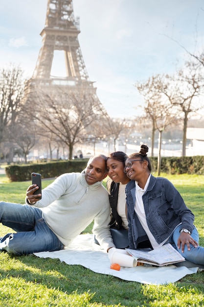 Foto grátis família curtindo sua viagem a paris