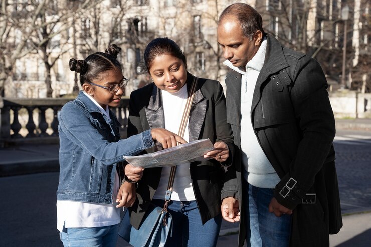 Foto grátis família curtindo sua viagem a paris