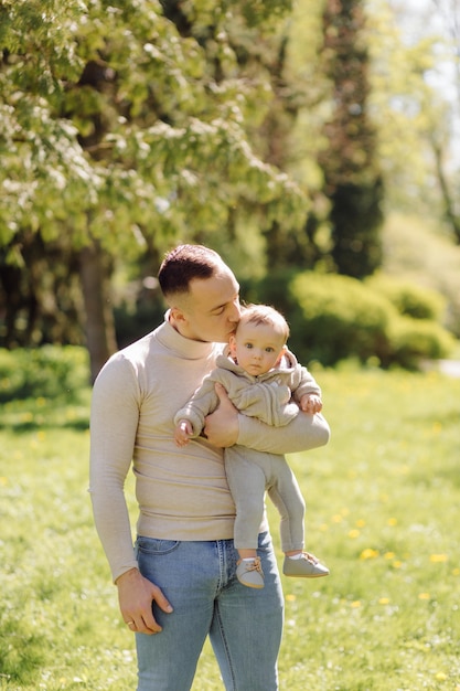 Família curtindo um passeio no parque