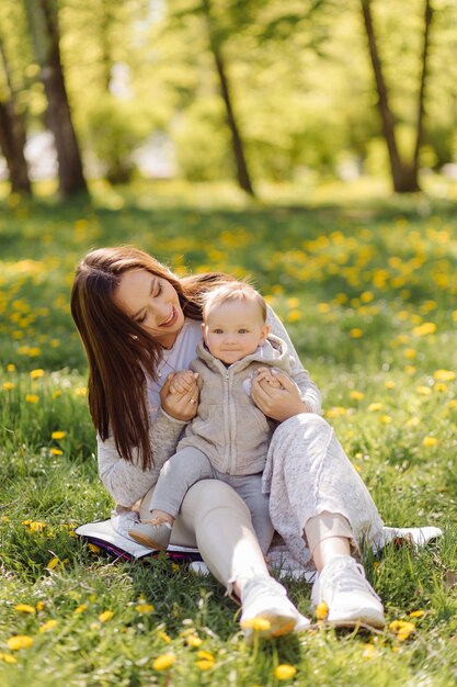 Família curtindo um passeio no parque