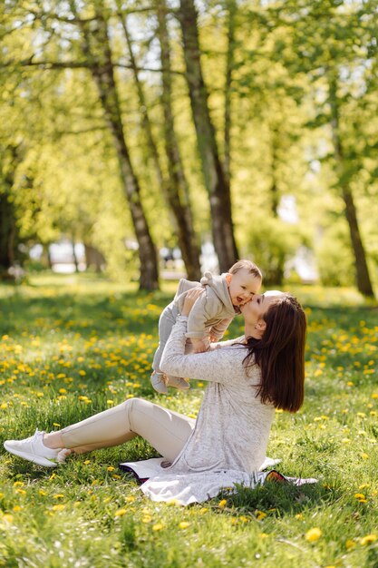 Família curtindo um passeio no parque