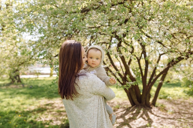 Família curtindo um passeio no parque