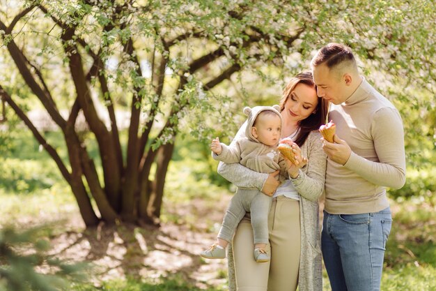 Família curtindo um passeio no parque