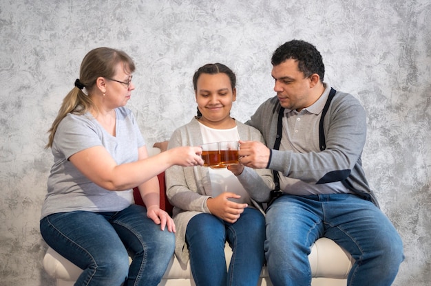 Família de alto ângulo bebendo chá