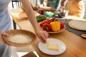 Foto grátis família de alto ângulo cozinhando pizza deliciosa